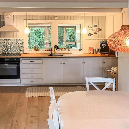 4 Bedroom Gorgeous In Holiday home *