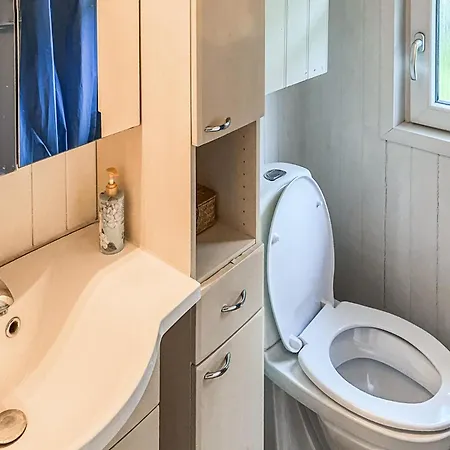 4 Bedroom Gorgeous In Holiday home